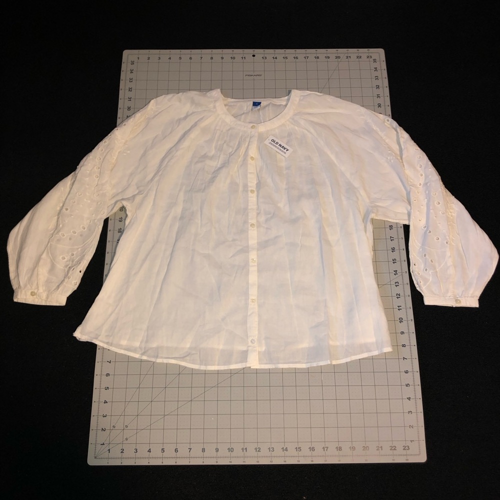Old Navy. Long Sleeve Blouse. Size Large. Cream/White Color. NWT.
